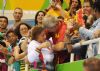 La nadadora barcelonesa Nuria Marqus celebra con sus allegados la medalla de oro conseguida en la prueba de 400 metros libre, clase S9, en la segunda jornada de los Juegos Paralmpicos de Rio 2016