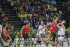 El equipo espaol defiende un ataque de Japn en el partido de baloncesto Japn-Espaa (39-55)