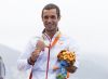 Jairo Ruiz muestra la medalla de bronce obtenida en la prueba de triatlon, categora PT4, de los Juegos Paralmpicos de Rio 2016
