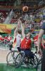 Alejandro Zarzuela (9) lanza a canasta ante la oposicin de un rival en el Espaa-Gran Bretaa (69-63) de las semifinales del torneo paralmpico de baloncesto