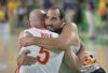 Alejandro Zarzuela y Carlos Vera se abrazan tras conseguir la medalla de plata en el torneo paralmpico de baloncesto en Rio 2016