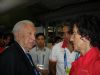 La ministra de Educacin y el presidente del Comit Paralmpico Espaol saludan a Juan Antonio Samaranch en el comedor de la villa.