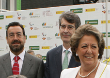 Rita Berberá, Miguel Carballeda y Fernando Becker, durante el acto de entrga