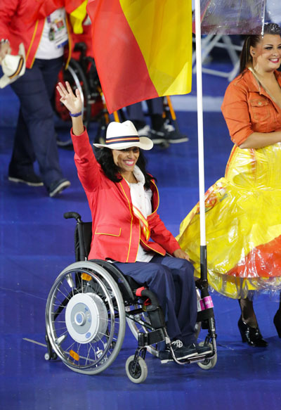 Teresa Perales en la inauguracin con la bandera de Espaa