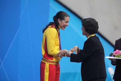 La nadadora Deborah Font recibiendo la medalla en 400 libre