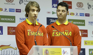 Los esquiadores paralmpicos Jon Santacana y Miguel Galindo (deportista de apoyo)