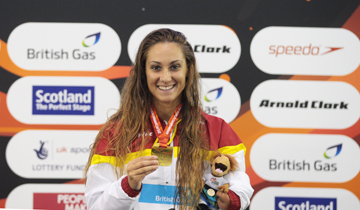 Sarai Gascn con su medalla de oro en el Mundial Glasgow 2015