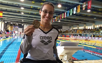 Teresa Perales muestra una medalla lograda en el Campeonato de Espaa de Madrid