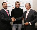 Miguel Carballeda, Roberto Alcaide y Juan Manuel González Serna se saludan tras la firma