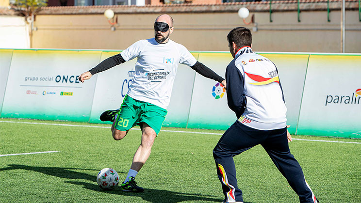 Empleado de CaixaBank, en el reto con la selección española de fútbol de ciegos