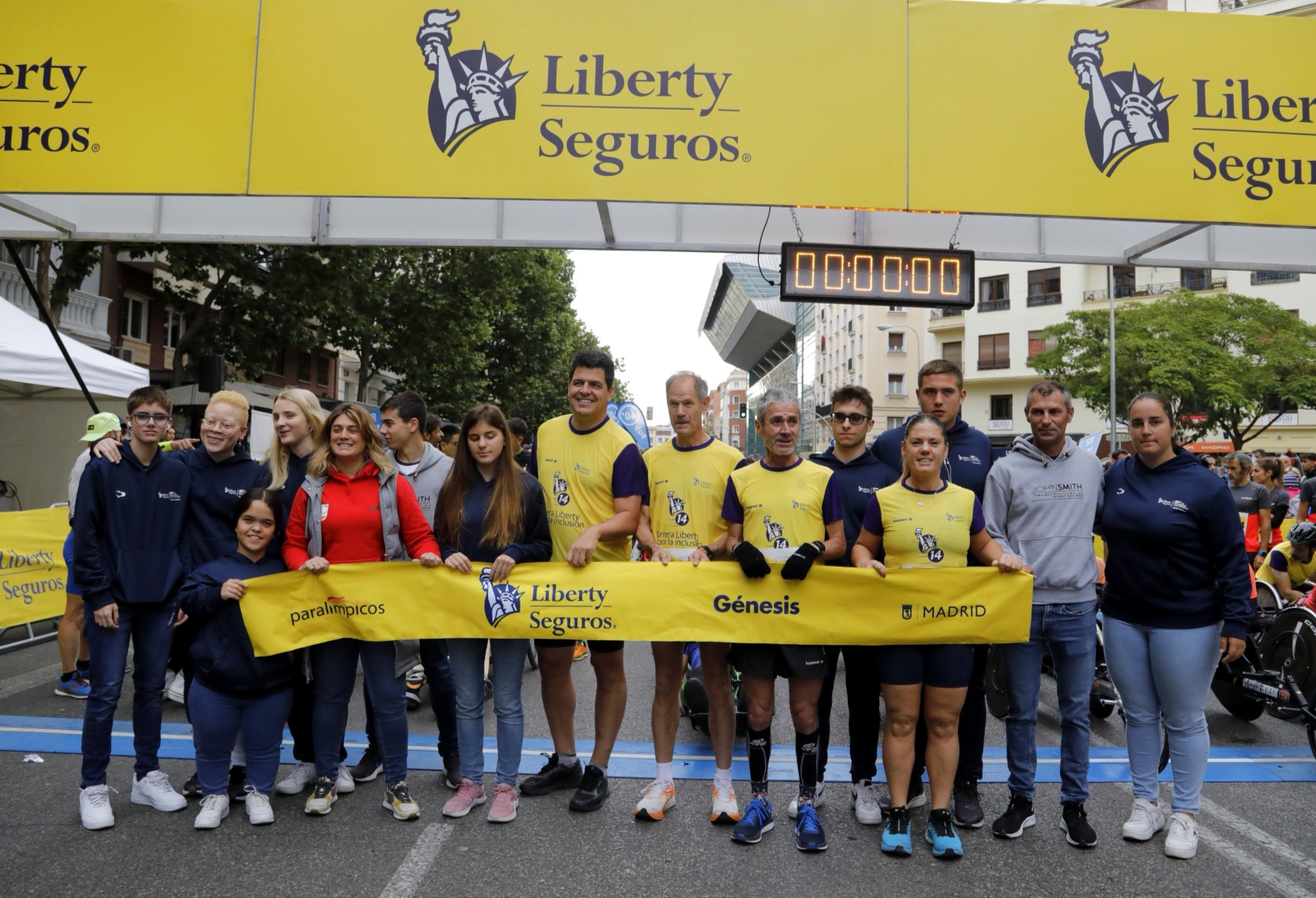 Entrega del cheque. Foto: Liberty Seguros.