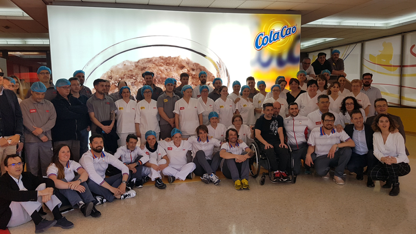 El equipo con los trabajadores de Cola Cao