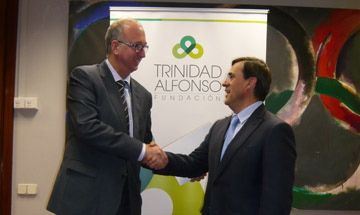 Juan Miguel G�mez (F. Trinidad Alfonso) y Alberto Jofre (CPE) durante la firma del convenio