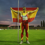 Héctor Cabrera posa con su jabalina y la bandera de España tras conquistar el título de campeón de Europa.