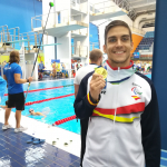 Israel Oliver luce su medalla de oro como campeón de Europa de los 200 estilos SM11