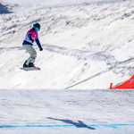 Vic González durante la prueba clasificatoria de snowboard cross JJPP Pekín 2022