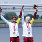 Sara y Susana, en el podio nada más recibir el oro