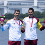 Héctror y Gustavo, en el podio con la medalla de plata