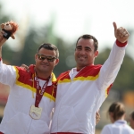 David Casinos y su guía, José Luis Arroyo, con la medalla de oro en el lanzamiento de peso del Mundial de Lyon 2013.