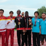 Xavi Porras, segundo por la izquierda, con su medalla de bronce en el salto de longitud (clase T11) del Mundial de Lyon 2013.