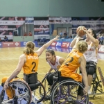 Vicky Pérez lanza a canasta durante el partido España-Holanda del Europeo BSR 2015.