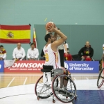 Alejandro Zarzuela lanza un tiro libre durante el España-Polonia del Europeo BSR 2015.