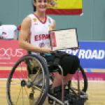 Almudena Montiel recibe el MVP del partido España-Turquía del Europeo BSR 2015.