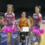 Vicky Alonso recibe el MVP del partido por el quinto puesto entre España e Italia en el Europeo BSR 2015.