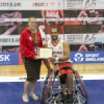 Alejandro Zarzuela recibe el MVP del partido España-Polonia del Europeo BSR 2015.