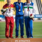 Iván Cano, en el podio tras conseguir la medalla de plata en la prueba de salto de longitud en el Mundial de Atletismo Doha 2015.