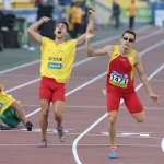 Gerard Descarrega y su guía Marcos Blanquiño, al finalizar la prueba de 400 metros T11 del Mundial de Atletismo Doha 2015.