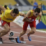 Gerard Descarrega y su guía Marcos Blanquiño, durante la prueba de 400 metros T11 del Mundial de Atletismo Doha 2015.