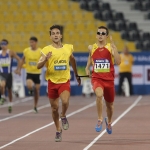 Gerard Descarrega y su guía Marcos Blanquiño, durante la prueba de 400 metros T11 del Mundial de Atletismo Doha 2015.