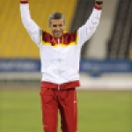 Alberto Suárez, en el podio con la medalla de plata de los 5000 metros T13 en el Mundial de Atletismo Doha 2015.