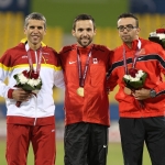 Alberto Suárez, en el podio con la medalla de plata de los 5000 metros T13 en el Mundial de Atletismo Doha 2015.