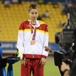 Sara Martínez Puntero, en el podio con la medalla de bronce en salto de longitud T12 del Mundial de Atletismo Doha 2015.