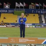 Sara Martínez Puntero, en el podio con la medalla de bronce en salto de longitud T12 del Mundial de Atletismo Doha 2015.