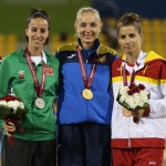 Sara Martínez Puntero, en el podio con la medalla de bronce en salto de longitud T12 del Mundial de Atletismo Doha 2015.