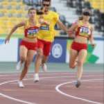 Momento de la prueba del relevo 4x100 T11-T13 femenino del Mundial de Atletismo Doha 2015, con Lia Beel y David Alonso y Sara Martínez.