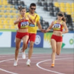 Momento de la prueba del relevo 4x100 T11-T13 femenino del Mundial de Atletismo Doha 2015, con Lia Beel y David Alonso y Sara Martínez.