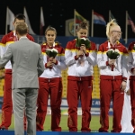 El relevo 4x100 T11-T13 femenino, en el podio con el bronce del Mundial de Atletismo Doha 2015: Lia Beel y David Alonso, Sara Martínez, Melany Berges y Sara Fernández.