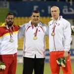 Kim López, en el podio con la medalla de plata en lanzamiento de disco T12 del Mundial de Atletismo Doha 2015.