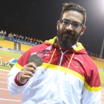 Kim López, con la medalla de plata en lanzamiento de disco T12 del Mundial de Atletismo Doha 2015.