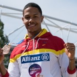 Deliber Rodríguez posa con su medalla de bronce en los 400 metros T20 durante el Mundial de Atletismo Paralímpico de Londres.