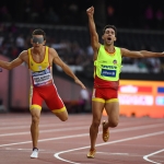 Gerard Descarrega y Marcos Blanquiño entran en meta como ganadores de la medalla de oro en 400 metros T11 durante el Campeonato del Mundo de Atletismo Paralímpico de Londres.