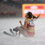Sara Andrés celebra bajo la lluvia la medalla de bronce conquistada en el Mundial de Londres 2017.
