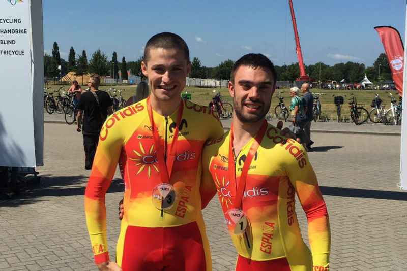 Gonzalo García Abella y Joan Reinoso, con su medallas en contrarreloj