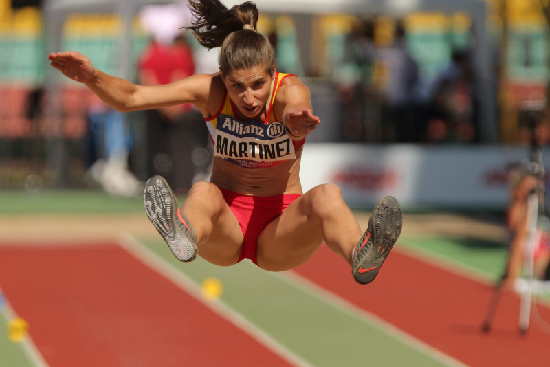 Sara Martínez, en uno de los saltos de su competición