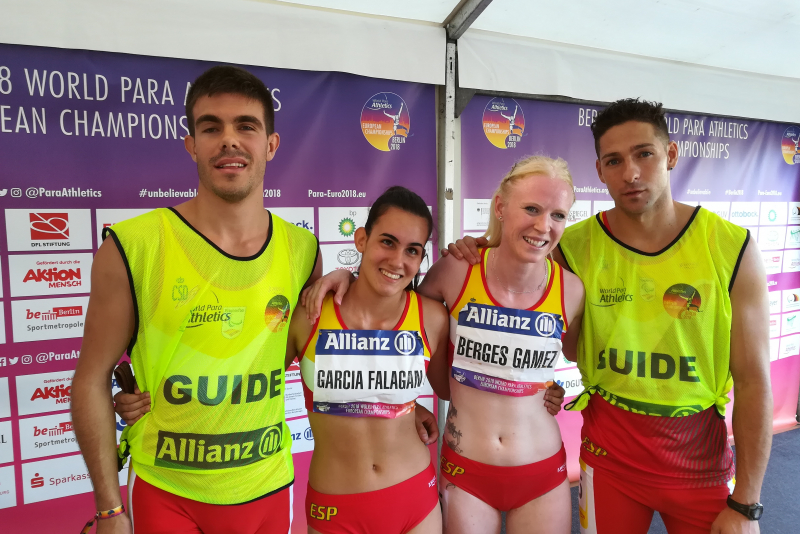 Melany Berges y Alba García, junto a sus guías, tras la prueba de los 100 metros T12