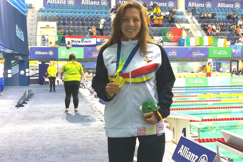 Nuria Marqués posa con su medalla de oro de campeona de Europa en los 100 espalda S9